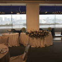 披露宴会場の窓から海が見えます