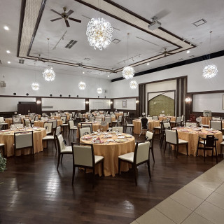 披露宴会場は広く、100人入っても狭く感じません。