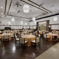 披露宴会場は広く、100人入っても狭く感じません。