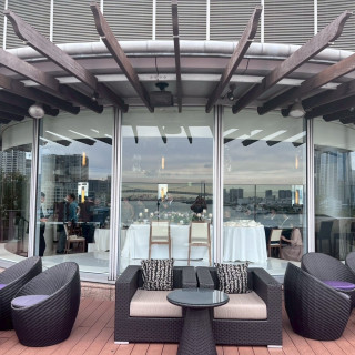 テラスから披露宴会場を写した写真