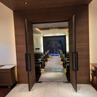 正面に見える自然光の入る水の流れる壁が綺麗