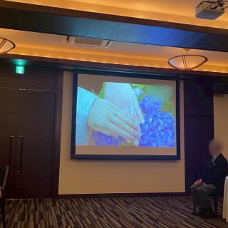 披露宴会場のプロジェクターは後方に1箇所のみ。