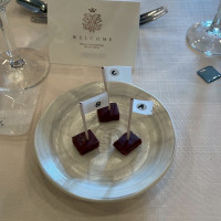 格付けチェックでチョコの食べ比べ。旗も式場で準備いただいた。