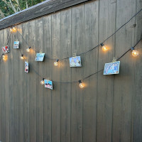 ロビーに隣接するテラスに、ゲストとの写真をたくさん展示した。