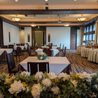 天井はそこまで高くないが、日中は窓から光が入り明るい