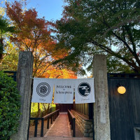 エントランスの紅葉のグラデーションがとても綺麗。