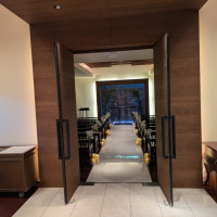 正面に見える自然光の入る水の流れる壁が綺麗