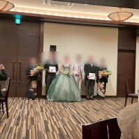 披露宴の最後に両親へ花束と感謝の品を贈った。