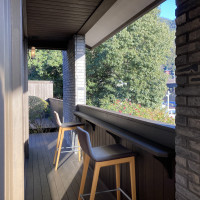 待合ロビーのテラスにはカウンター席もあり景色が良い