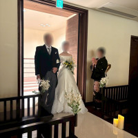 新婦入場時は母親からのベールダウンを行った。