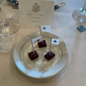 格付けチェックでチョコの食べ比べ。旗も式場で準備いただいた。|777725さんの川原町倶楽部 ラ・ルーナピエーナ  〈エルフラットグループ〉の写真(2594401)