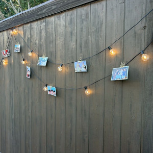 ロビーに隣接するテラスに、ゲストとの写真をたくさん展示した。|777725さんの川原町倶楽部 ラ・ルーナピエーナ 〈エルフラットグループ〉の写真(2594412)