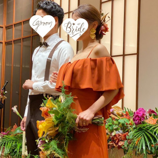 友人のカラードレスとマッチする披露宴会場のコーディネート