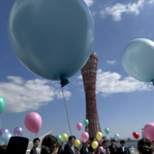 チャペルから出たところでのテラスで
風船の演出|777745さんのノートルダム神戸/FIVESTAR WEDDINGの写真(2576785)