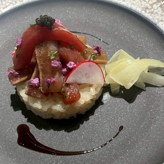 大トロと赤身の漬けとお米のサラダ