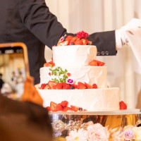 エディブルフラワーを飾ったウェディングケーキ