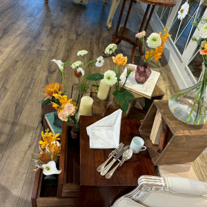 披露宴会場ソファ横の装花|777844さんのアニバーサリーアン 恵比寿の写真(2573164)