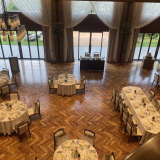 披露宴会場を階段上から撮影