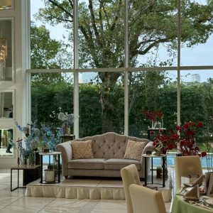 披露宴会場の新郎新婦ソファ席。お花はそれぞれの衣装に合わせて|777865さんのキャッスルガーデン OSAKAの写真(2573206)