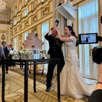 薪割りをイメージしたケーキ入刀