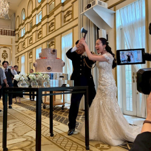 薪割りをイメージしたケーキ入刀|777879さんのザ・ロイヤルクラシック福岡の写真(2573256)