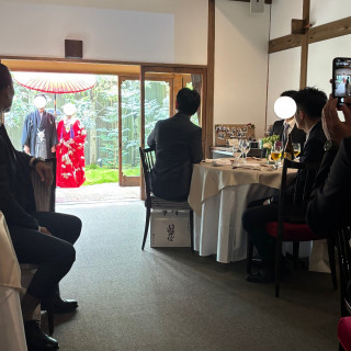 披露宴会場にてお色直しをされる前の入場