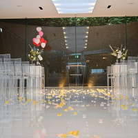 リングベアの演出の関係で、バージンロードの内側なしにしました