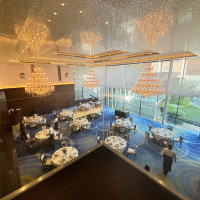 大きなシャンデリアが3個もあって迫力が凄いです！