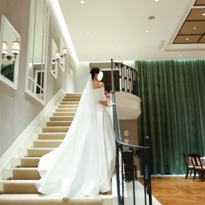 披露宴会場には階段があります。お色直しで階段を城しました。|777914さんのアーフェリーク迎賓館(岐阜)/テイクアンドギヴ・ニーズウェディングの写真(2573362)