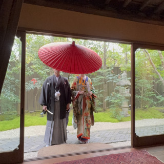 披露宴で新郎新婦が登場する場面です。