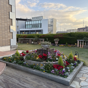 チャペルの前のガーデン|777938さんのウェディングスホテル・ベルクラシック東京の写真(2591201)