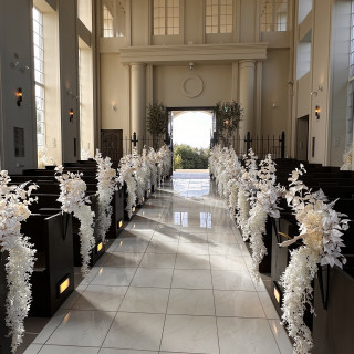 茶色と白を基調としたナチュラルで上品な華やかさがある挙式会場