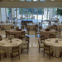 天井が高く広々とした会場