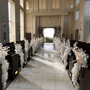 茶色と白を基調としたナチュラルで上品な華やかさがある挙式会場|777939さんのマリエール ガーデン バーベナの写真(2573566)