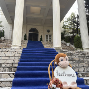 絨毯は青色で|777944さんのアーククラブ迎賓館(福山)/テイクアンドギヴ・ニーズウェディングの写真(2573752)