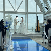 式当日のチャペル内の写真です
青いバージンロードが素敵でした