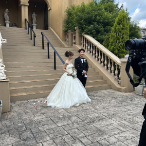 フラワーシャワー後のブーケトス前|777956さんのSt. ヴァレンタイン福山/FIVESTAR WEDDINGの写真(2573551)