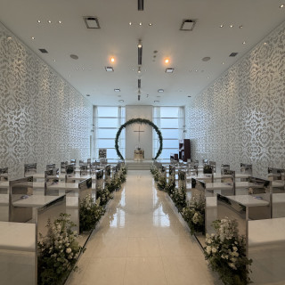 後ろに向かって席が上がってるので後ろでも見やすい