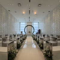 後ろに向かって席が上がってるので後ろでも見やすい