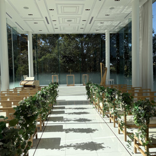 3面ガラス張りで自然光がとても入ってきました。