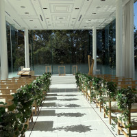 3面ガラス張りで自然光がとても入ってきました。