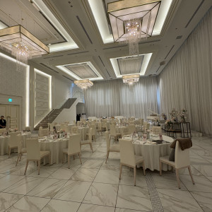 披露宴会場は広々していて、白を基調としています。|778005さんのキャッスルガーデン OSAKAの写真(2573606)