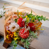 ファーストミート後に新郎が新婦に渡した花束