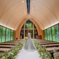 式後、カラードレスで挙式会場で撮った写真