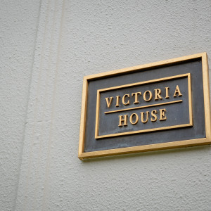 式場入口のプレート|778012さんのベイサイドパーク迎賓館（千葉みなと）/テイクアンドギヴ・ニーズウェディングの写真(2577757)