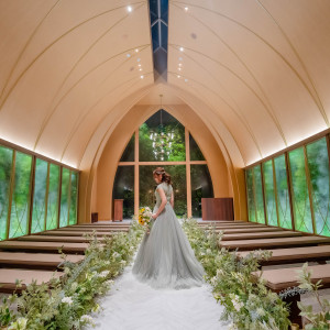 式後、カラードレスで挙式会場で撮った写真|778012さんのベイサイドパーク迎賓館(千葉みなと)/テイクアンドギヴ・ニーズウェディングの写真(2579255)