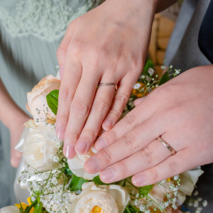 お色直し後の衣装と花束と交換した指輪|778012さんのベイサイドパーク迎賓館(千葉みなと)/テイクアンドギヴ・ニーズウェディングの写真(2579254)