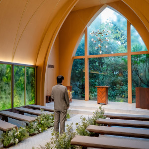 ファーストミート前
挙式会場で新郎が後ろを向いて待っている|778012さんのベイサイドパーク迎賓館（千葉みなと）/テイクアンドギヴ・ニーズウェディングの写真(2577760)