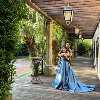 式後、披露宴会場から見える庭での撮影