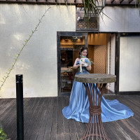 式後、披露宴会場から見える庭での撮影